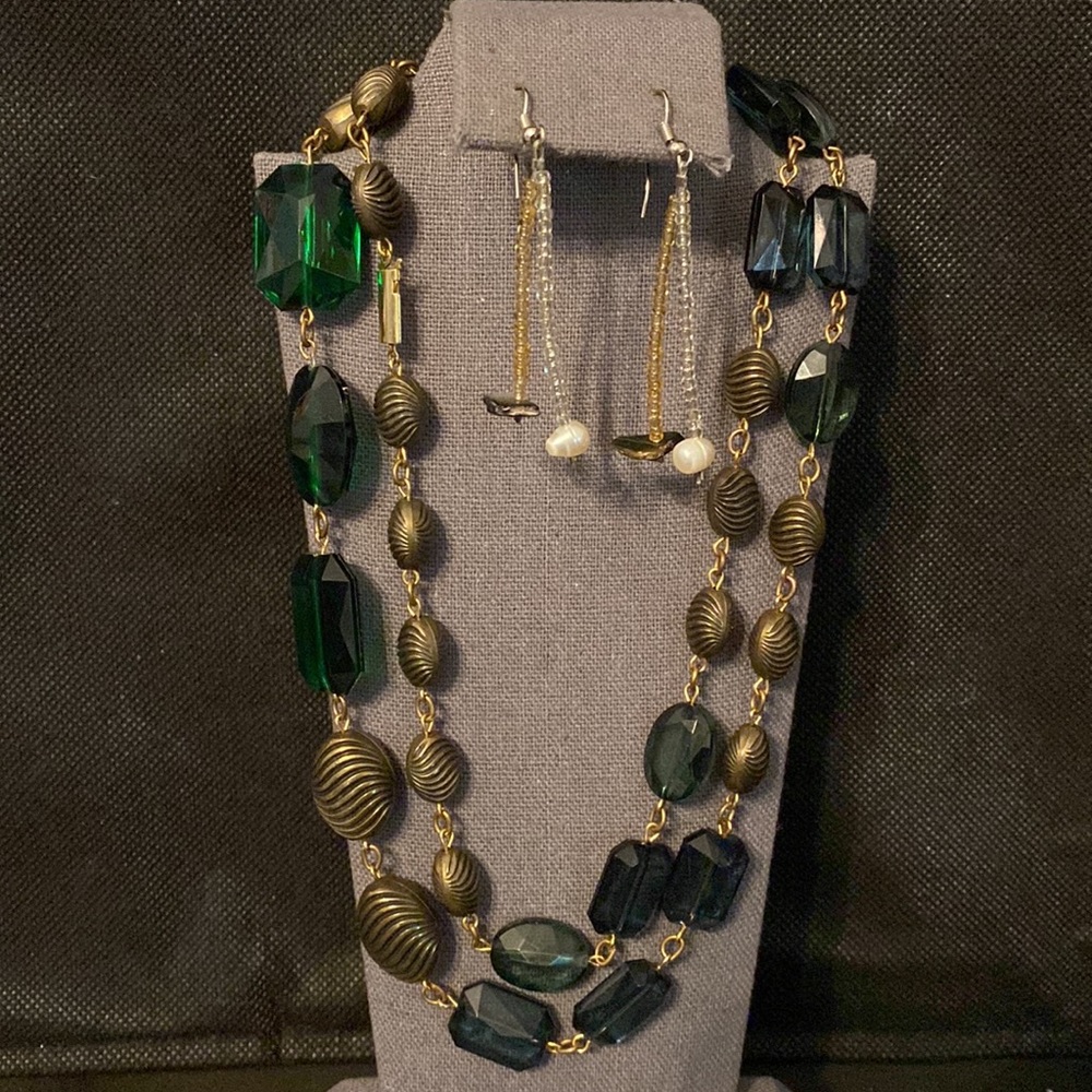 Vintage acrylic Green, copper necklace with matching dangling earrings